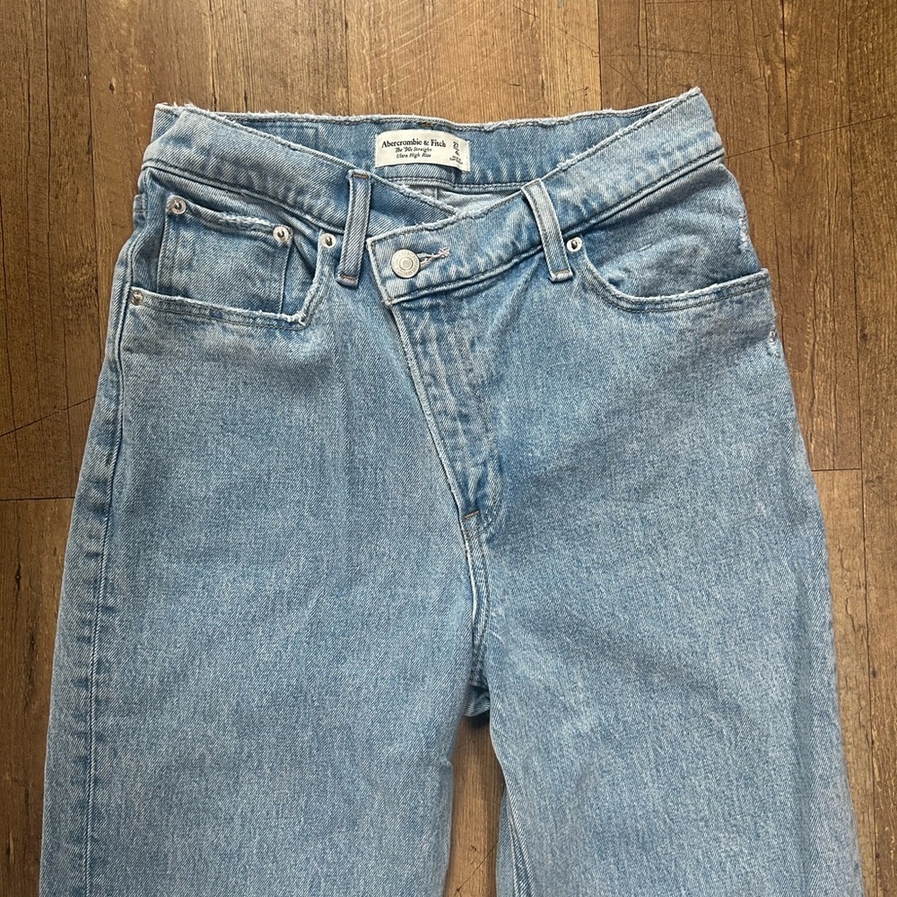 Abercrombie 90s Straight High Rise Crossover Waist Jeans Light Wash Raw Hem 27 - Picture 4 of 13